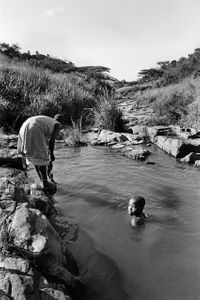 Cedric Nunn, Kind badet in Quecksilber verseuchtem Fluss, Cat Ridge, KwaZulu-Natal, 1990 &copy;Cedric Nunn